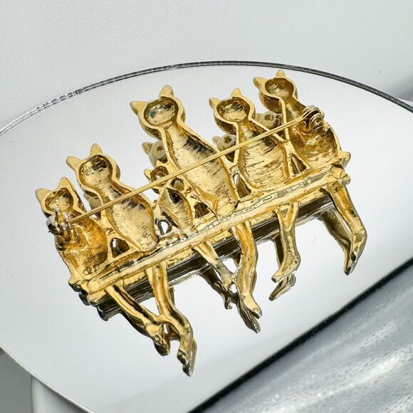 Vintage 6 Sitting Cats Shelf Fence Brooch Retro Statement Grandma Cottage Gift - Picture 5 of 7